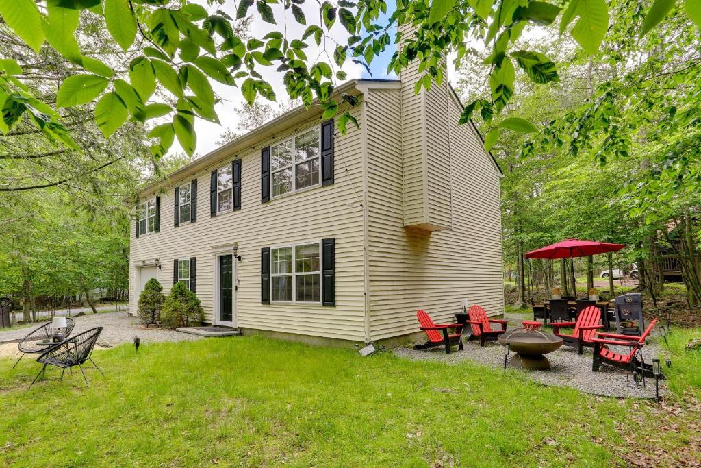 Lakefront Tobyhanna Vacation Rental with Pool Access, Tobyhanna