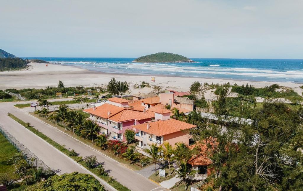 una vista aérea de una playa con una casa en Pousada Barra Mar en Barra de Ibiraquera