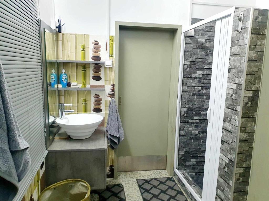 een badkamer met een wastafel en een toilet bij House in curepipe in Curepipe