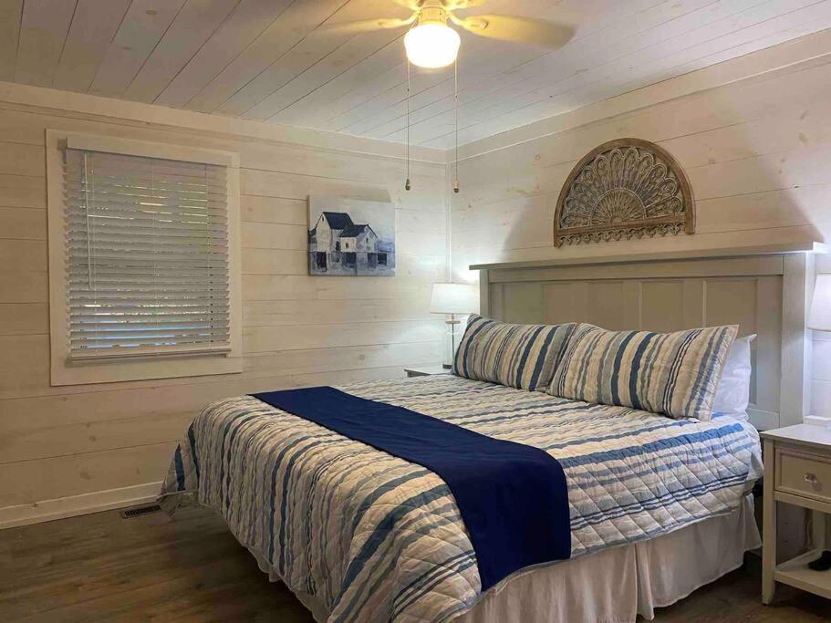 1 dormitorio con 1 cama y ventilador de techo en Mae’s Cottage in the Clouds en Blue Ridge