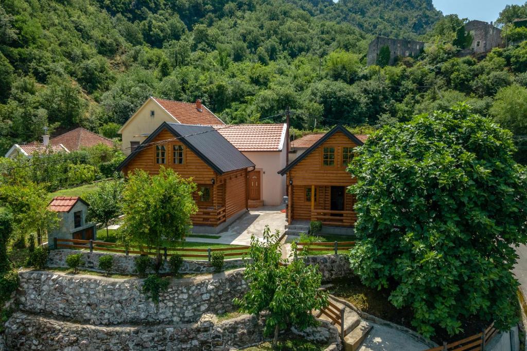 un grupo de cabañas de madera en un pueblo de montaña en Green Hill en Virpazar