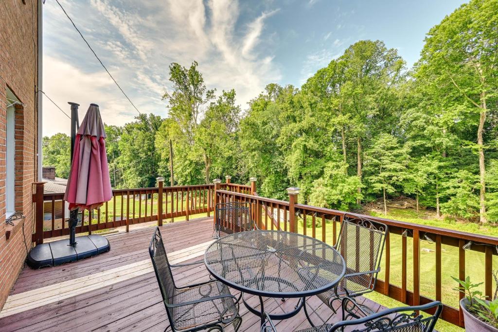 una terrazza con tavolo, sedie e ombrellone di Roomy Martinsville Vacation Rental with Private Deck a Martinsville