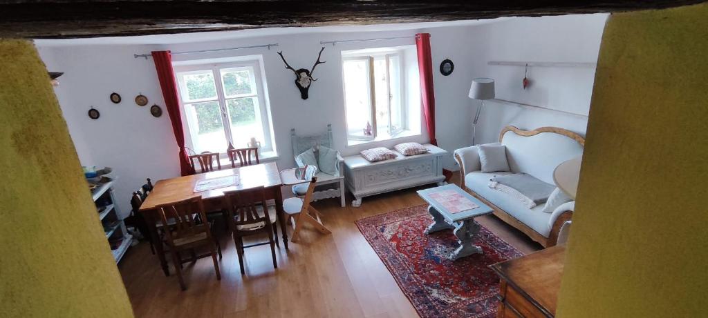 uma sala de estar com um sofá e uma mesa em Apartment Ad Alta Obervellach em Obervellach