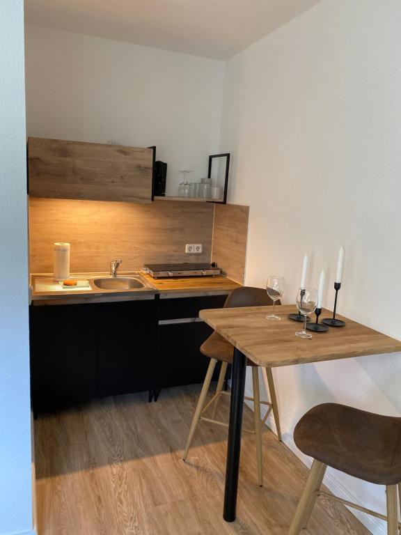 une cuisine avec un évier et une table avec des chaises dans l'établissement Bude 8, à Flensbourg