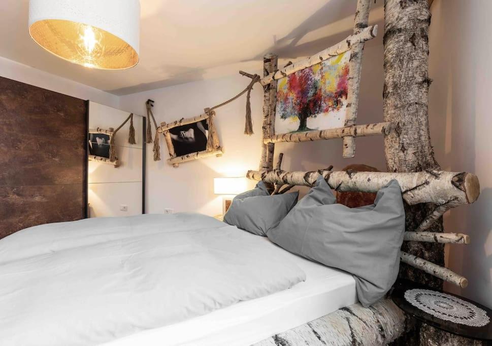 Postel nebo postele na pokoji v ubytování Birken Suite