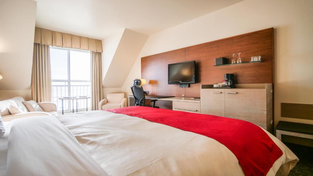 Una cama o camas en una habitación de Manoir Belle Plage