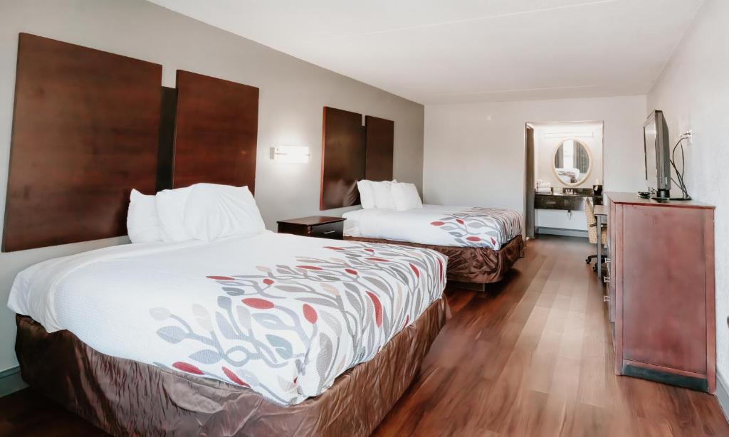 Un pat sau paturi într-o cameră la Sandston Inn