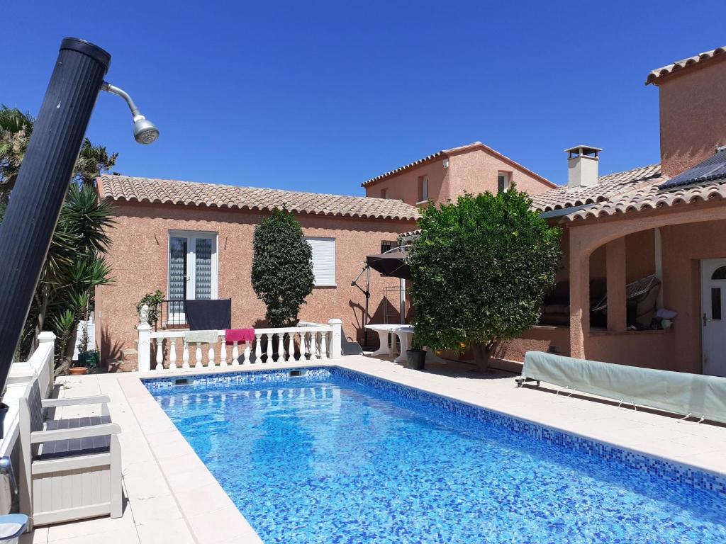 - une piscine en face d'une maison dans l'établissement villa avec piscine privée, à Pia