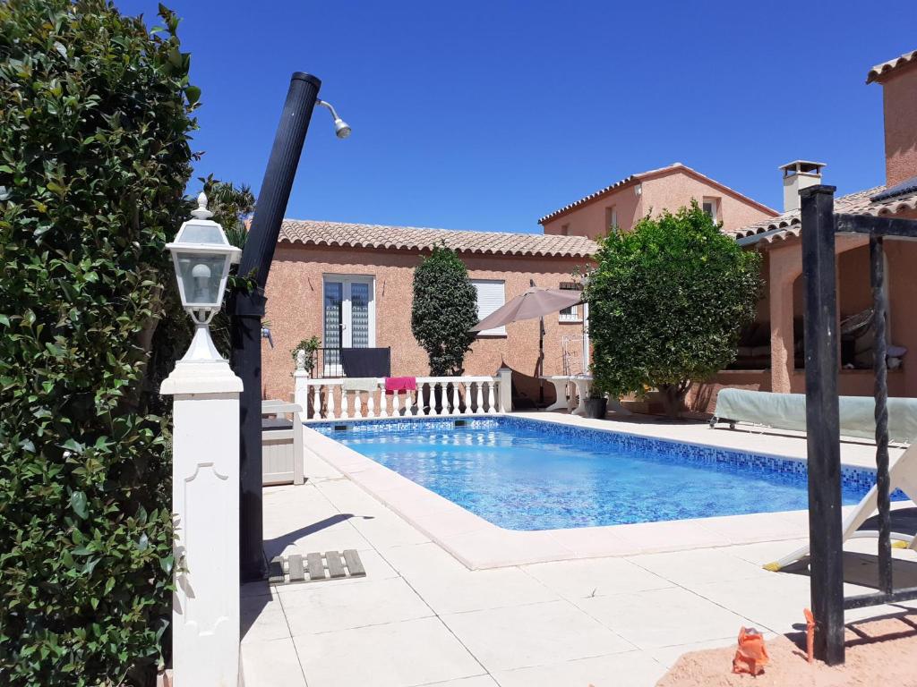 Πισίνα στο ή κοντά στο villa avec piscine privée