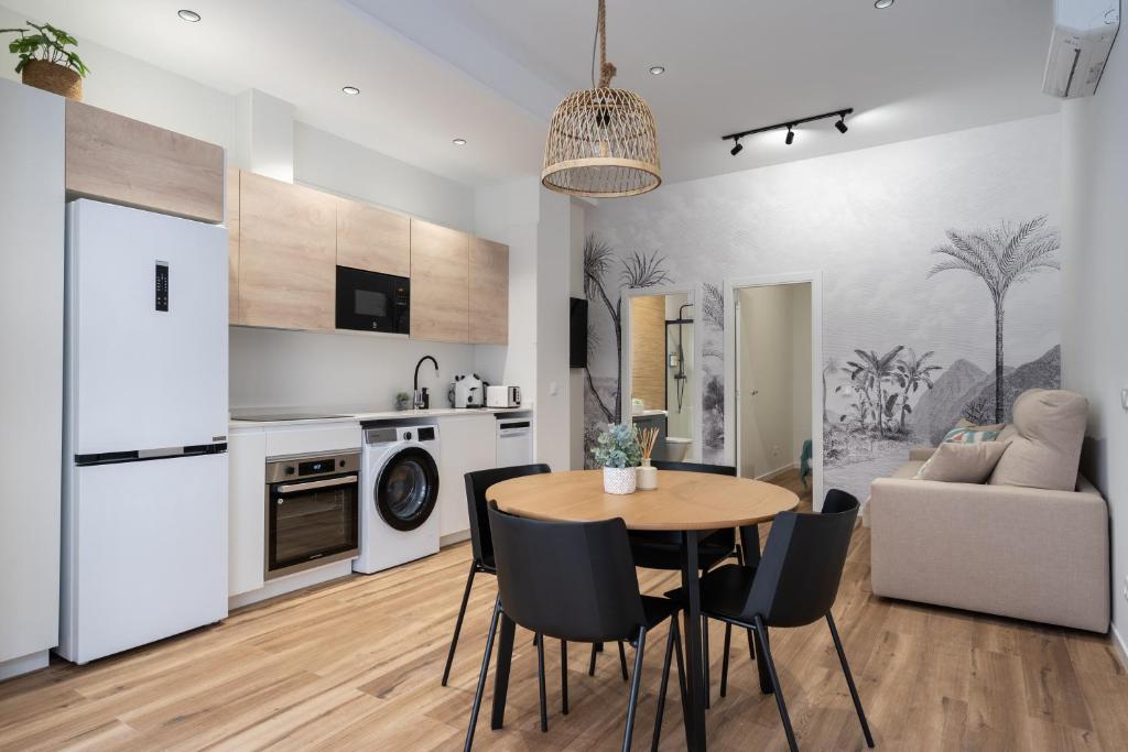 Una cocina y una sala de estar con mesa y sillas. en Marina Beach Apartments, en Valencia