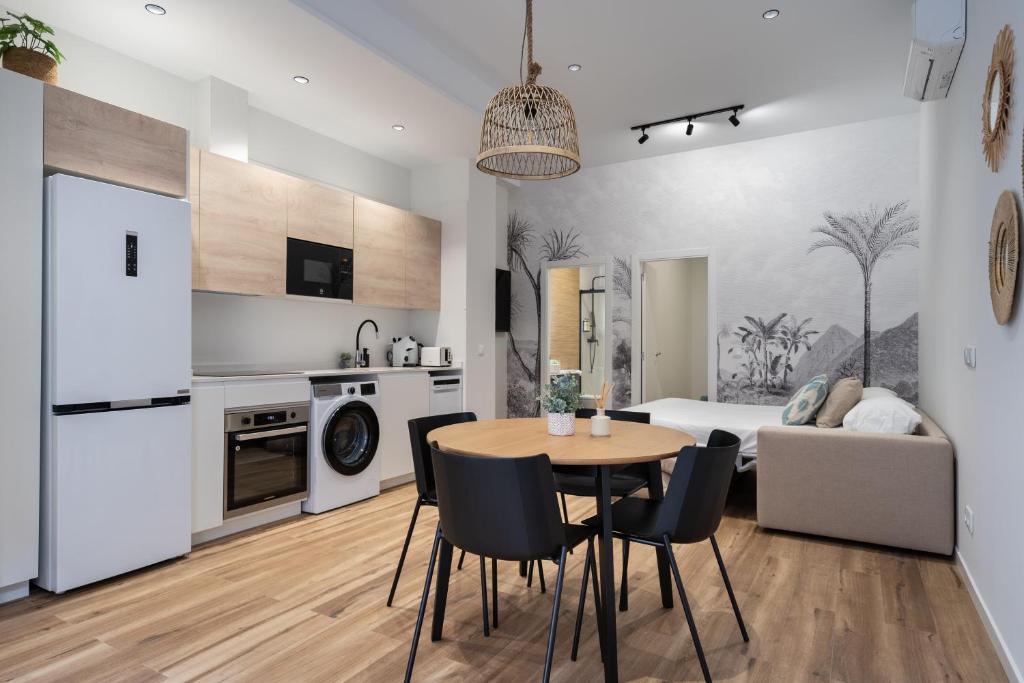 een keuken en een woonkamer met een tafel en stoelen bij Marina Beach Apartments in Valencia