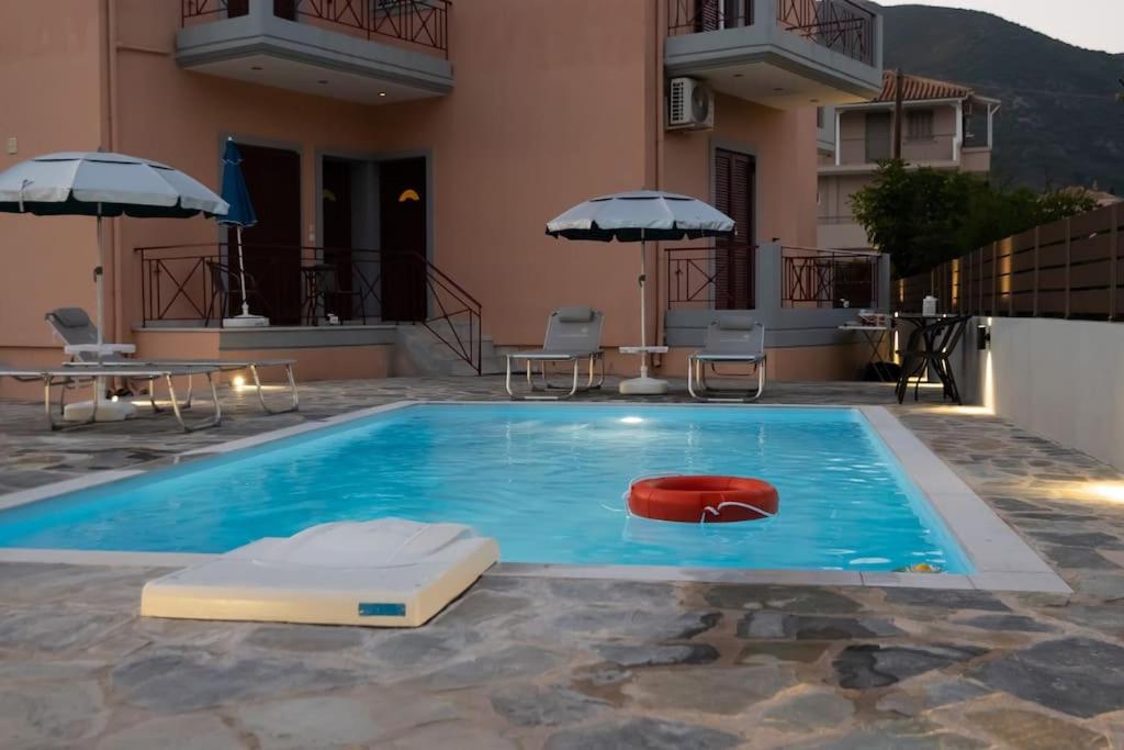 Bazén v ubytování Stefanos & Zenia's apartment2 -Nydri nebo v jeho okolí