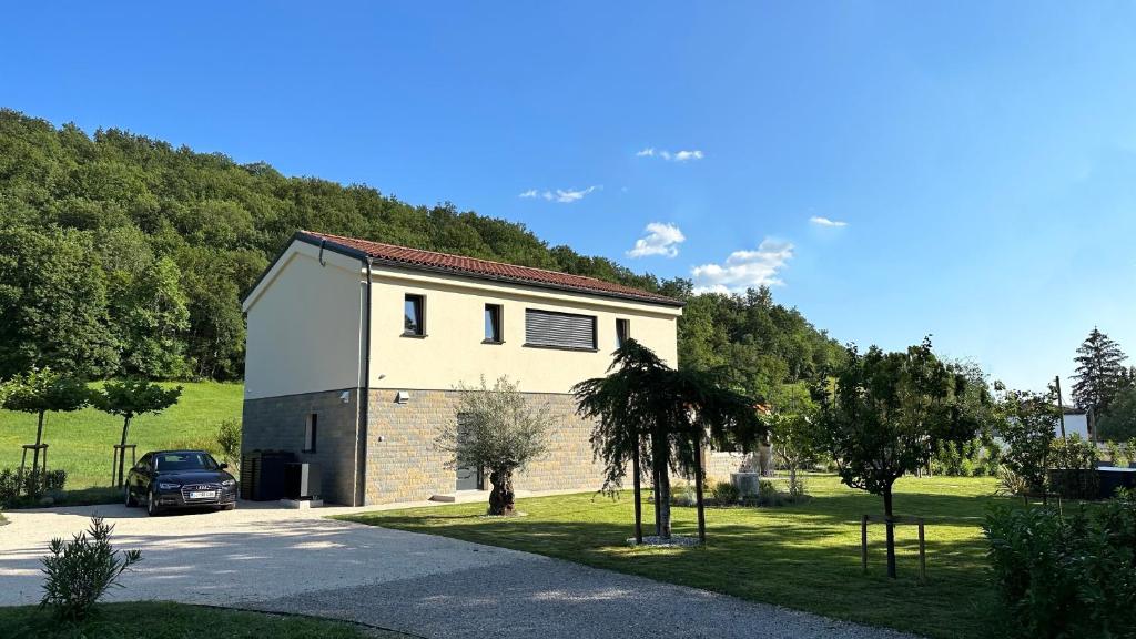 ein Haus mit einem davor geparkt in der Unterkunft Villa Olivetum in Sečovlje