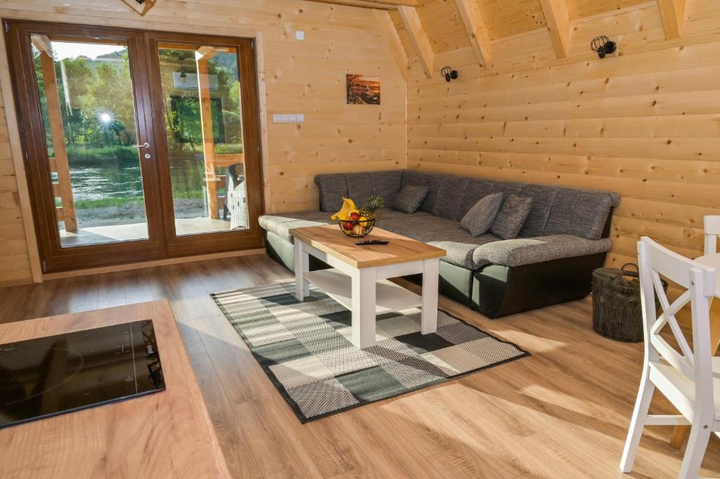 uma sala de estar com um sofá e uma mesa em Bungalow Jajce 1 em Jezero