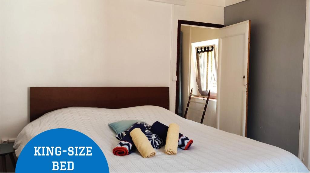 um quarto com uma cama com duas toalhas em Appartement 2 Pièces à 5 Minutes des Musées em Grasse