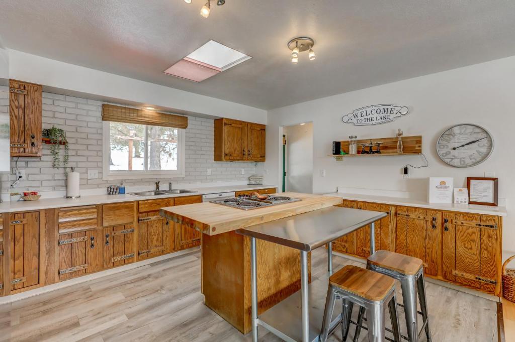 Above Par - Lake & Mountain Views - Walk to Lake, Golf, Boat ramp, Bar ...