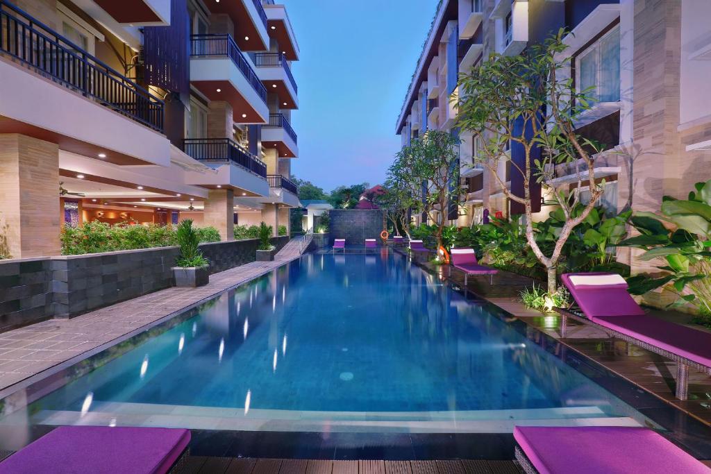 デンパサールにあるQuest San Denpasar by ASTONの建物の真ん中にあるプール