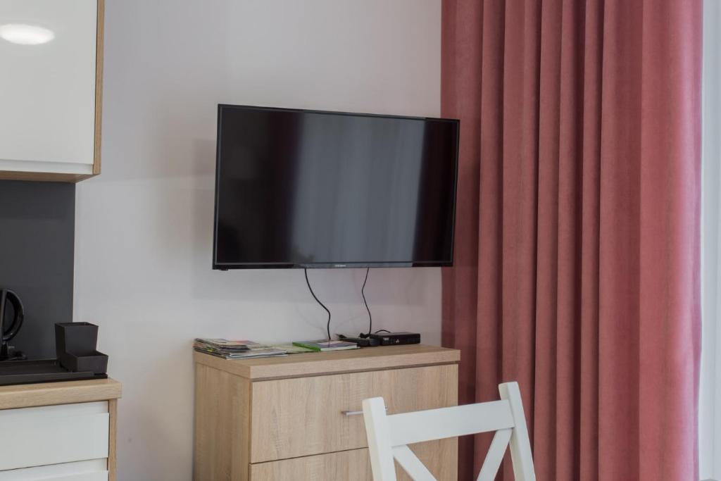 Televízia a/alebo spoločenská miestnosť v ubytovaní K2 Apartamenty