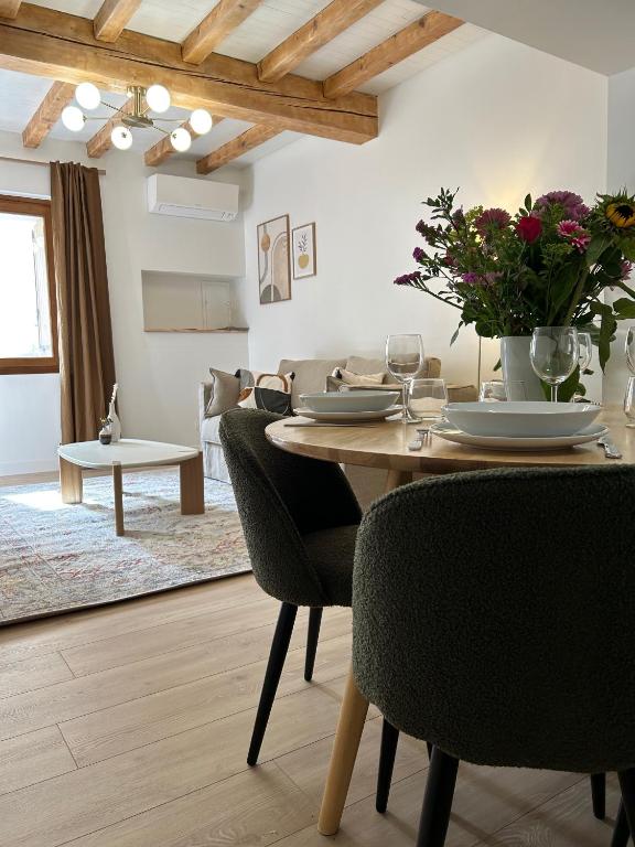 comedor con mesa de madera y sillas en Maison de caractère au coeur du Castelviel à Albi, en Albi