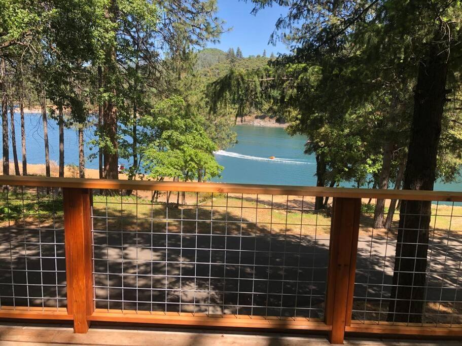 Vacation Home Lake Front Home. 2900 sq/ft with a 1000sq/ft deck, Lakehead, CA