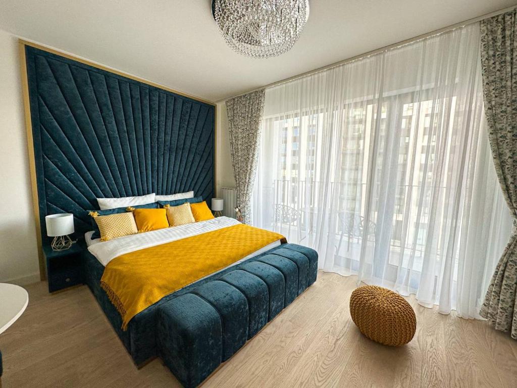 貝爾格勒的住宿－SuprStay - Belgrade Waterfront Luxury Studio，一间卧室设有一张大床和一个大窗户