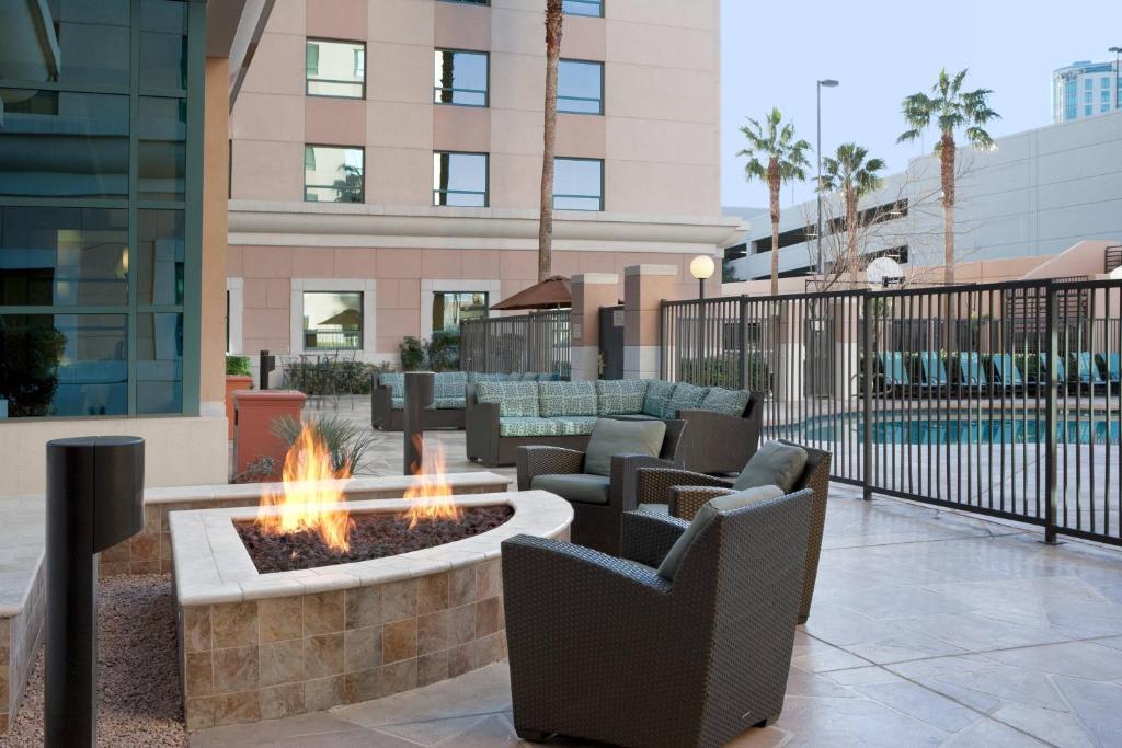un patio con sillas y una hoguera en un edificio en Residence Inn by Marriott Las Vegas Hughes Center, en Las Vegas