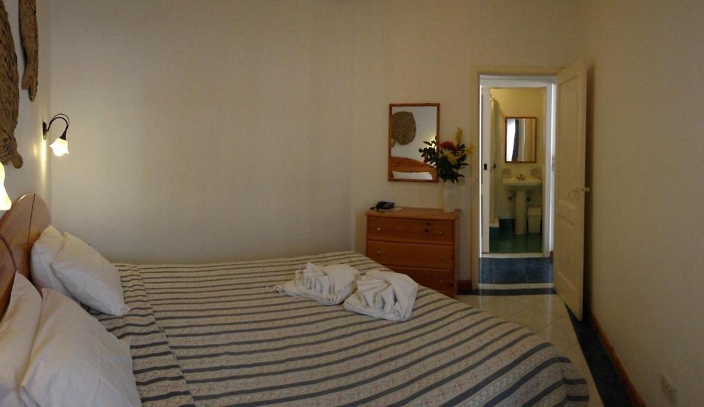 Postel nebo postele na pokoji v ubytování Villa Xemxija