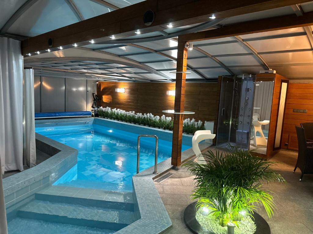 a swimming pool in the middle of a house at Apartament z prywatnym, krytym basenem in Sopot