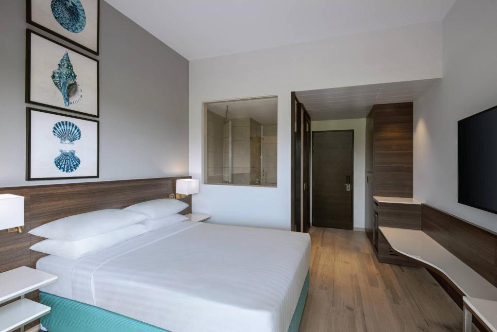 Postel nebo postele na pokoji v ubytování Fairfield by Marriott Goa Benaulim