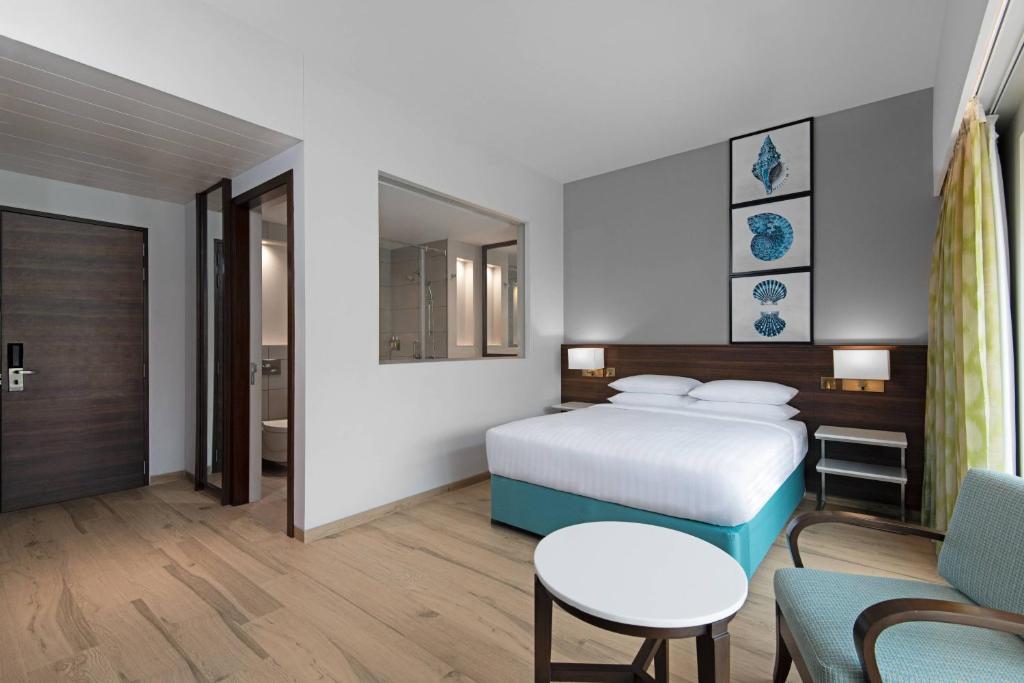 Postel nebo postele na pokoji v ubytování Fairfield by Marriott Goa Benaulim
