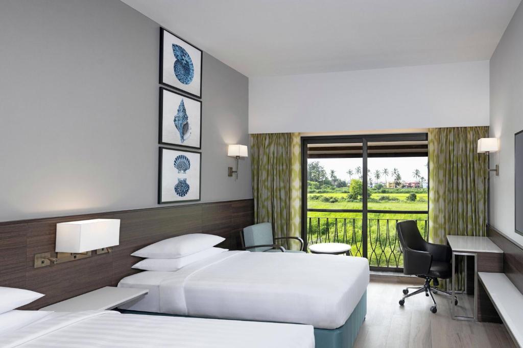 Postel nebo postele na pokoji v ubytování Fairfield by Marriott Goa Benaulim