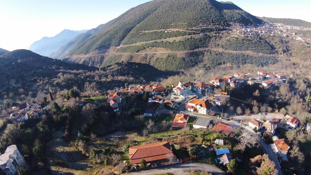 Anatolikí Frangístaにある2 Aloniaの山の前の村の空中風景