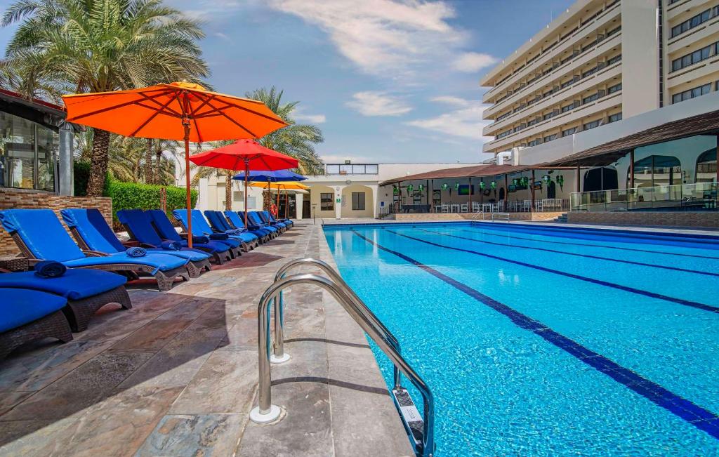 Bazén v ubytování Radisson Blu Hotel & Resort, Al Ain nebo v jeho okolí