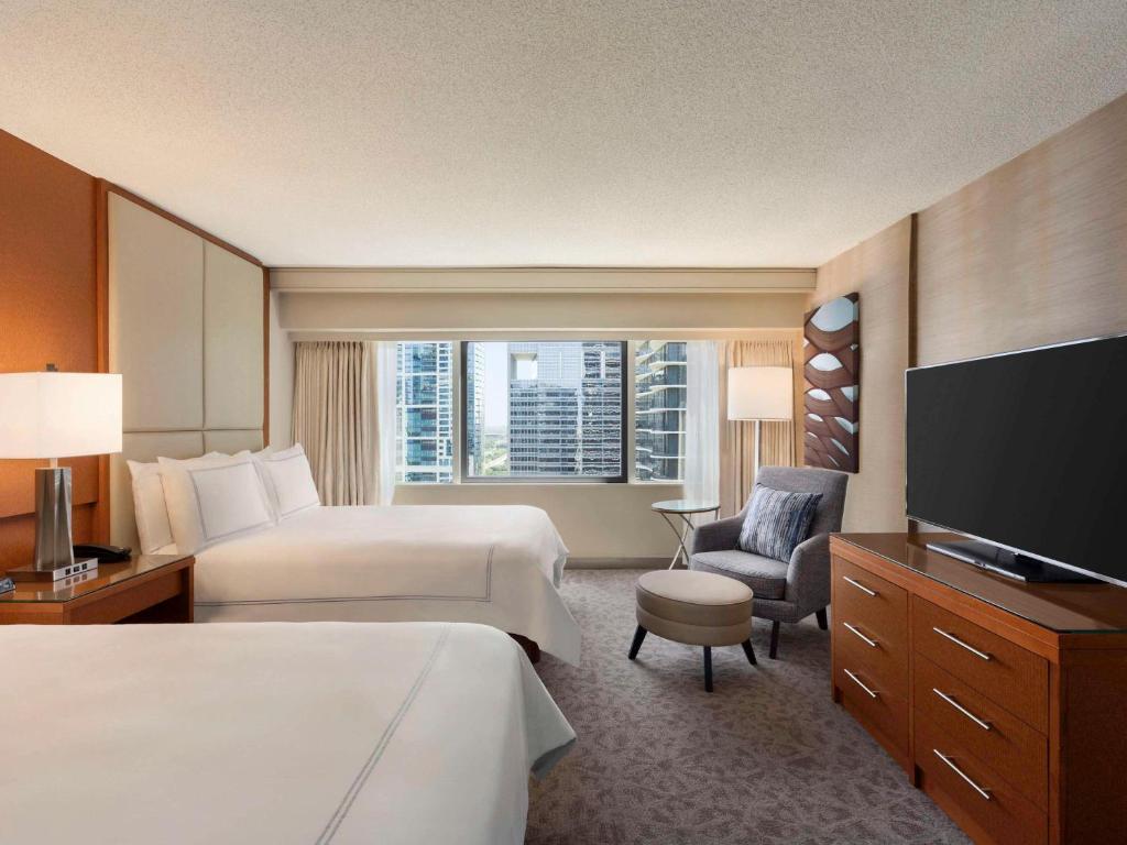ein Hotelzimmer mit 2 Betten und einem Flachbild-TV in der Unterkunft Swissotel Chicago in Chicago