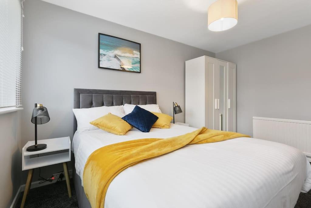 Superb 3 bed house, homely comforts close to supermarkets, with private parking on gated premise 6
