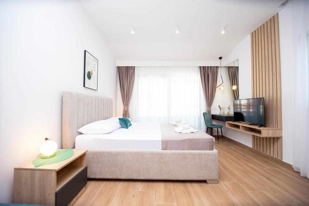 ブドヴァにあるApartments Sirenaのベッドとテレビが備わるホテルルームです。