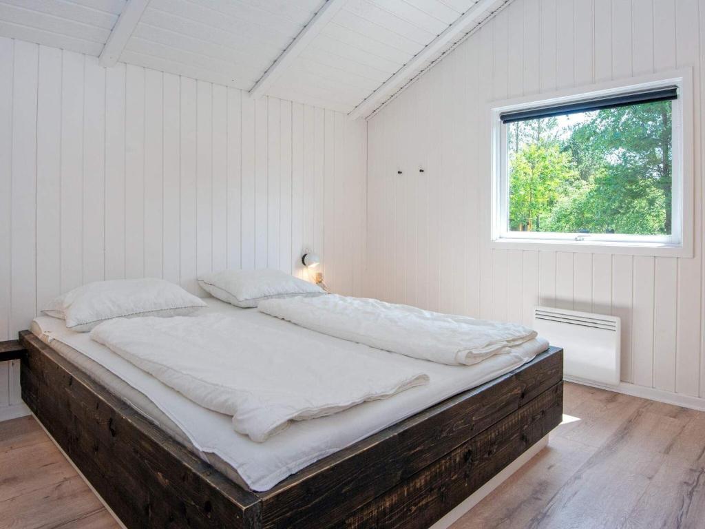 Postel nebo postele na pokoji v ubytování 6 person holiday home in Nørre Nebel-By Traum