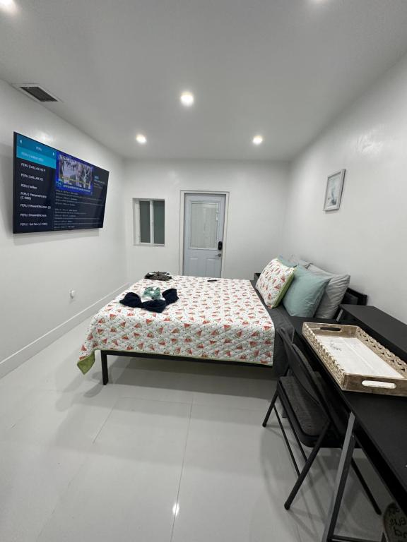een slaapkamer met een bed en een tafel. bij Casa West Miami in Miami