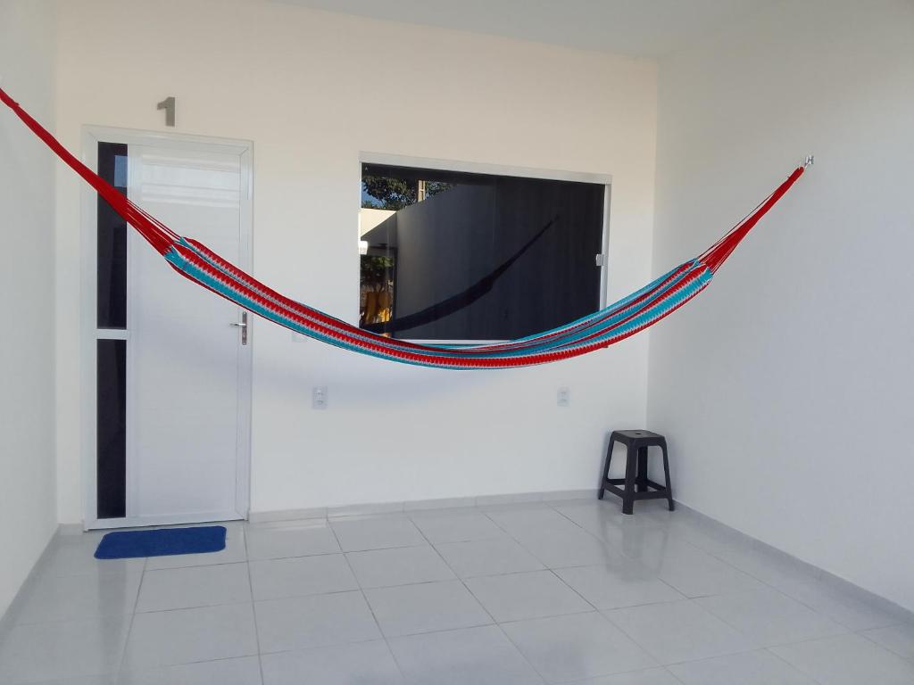 Televisyen dan/atau pusat hiburan di Casa do Bruno - Apartamento terreo - 1 - Terra - Quarto e sala com cozinha americana na praia do preá-CE