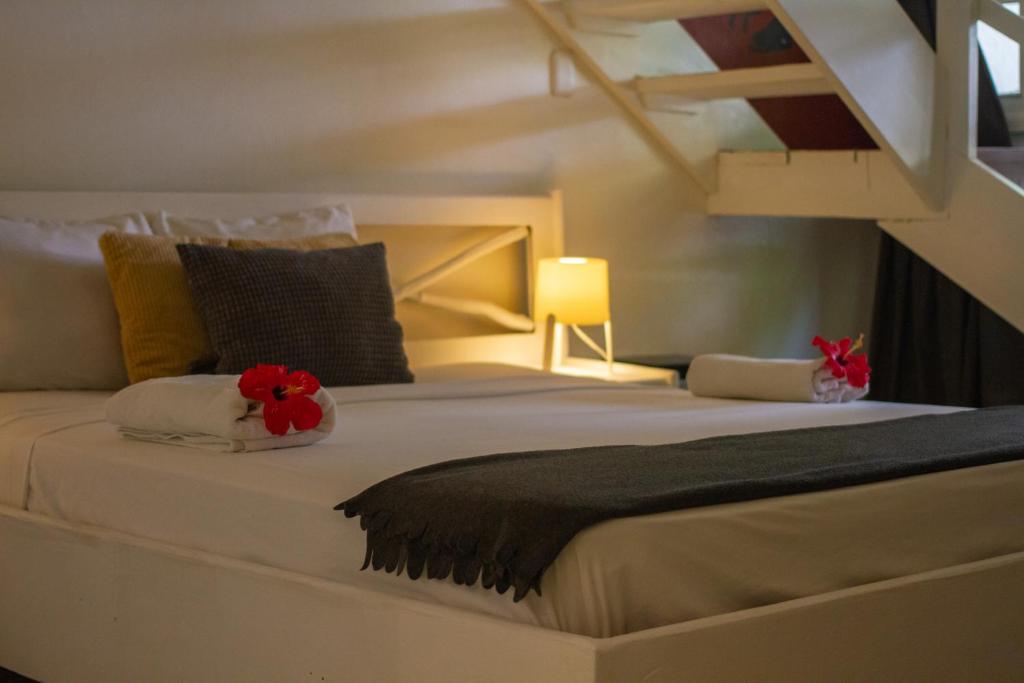 Una cama o camas en una habitación de Afreeka Beach Hotel