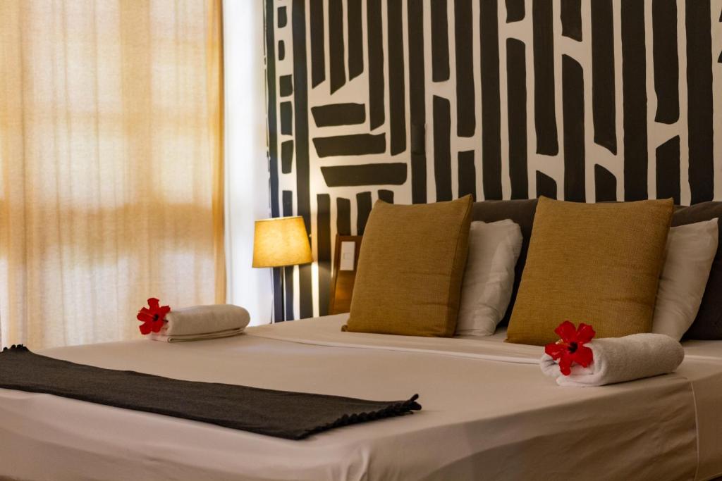 Una cama o camas en una habitación de Afreeka Beach Hotel