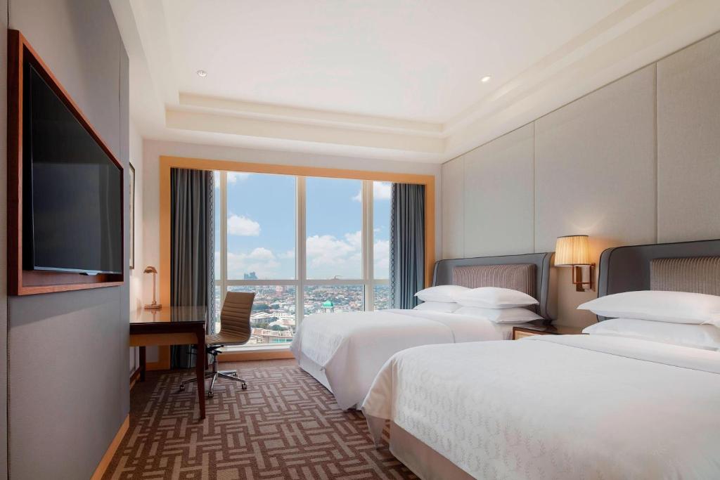 Postel nebo postele na pokoji v ubytování Sheraton Petaling Jaya Hotel
