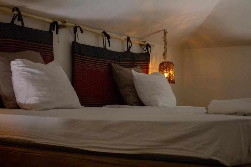 Una cama o camas en una habitación de Afreeka Beach Hotel