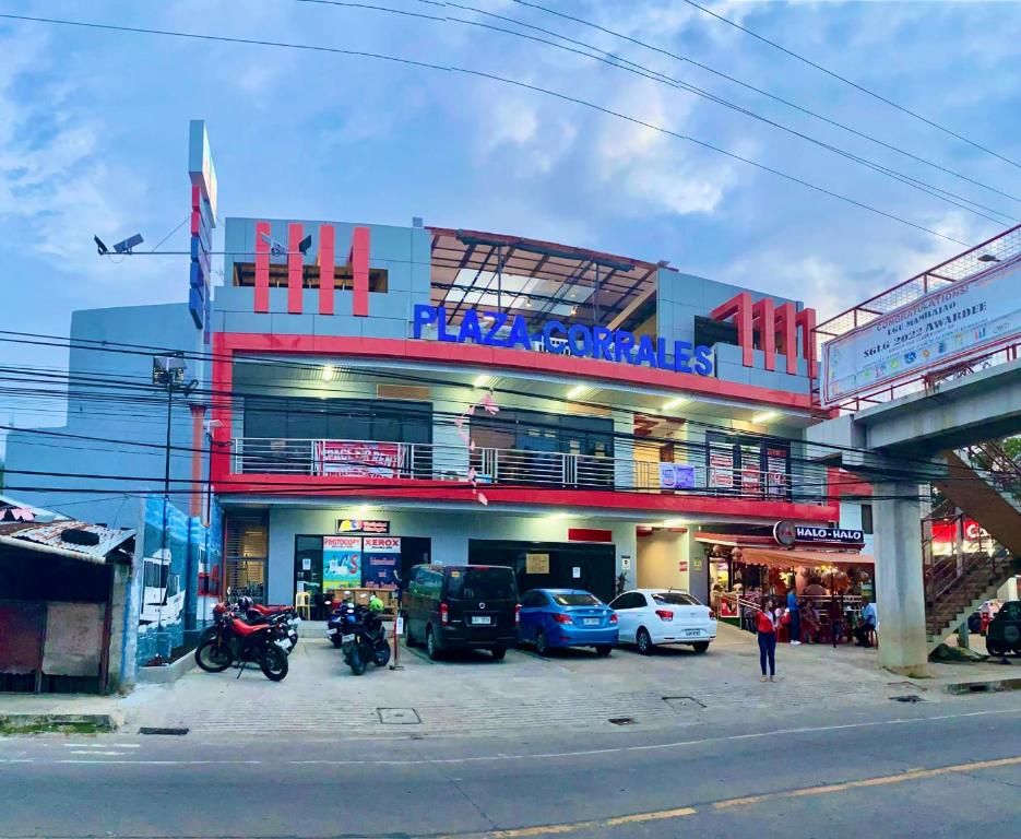 een tankstation waar auto's voor geparkeerd staan bij RedDoorz at Gracia's Calzada Inn Camiguin in Mambajao