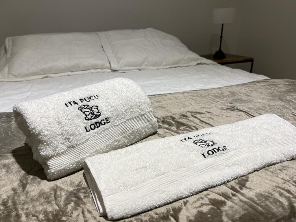 Una cama con dos toallas encima. en Ita Pucu lodge en Mercedes