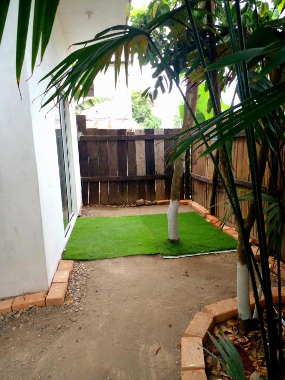 un patio con césped verde y una valla en Casa don rafa, en Olón