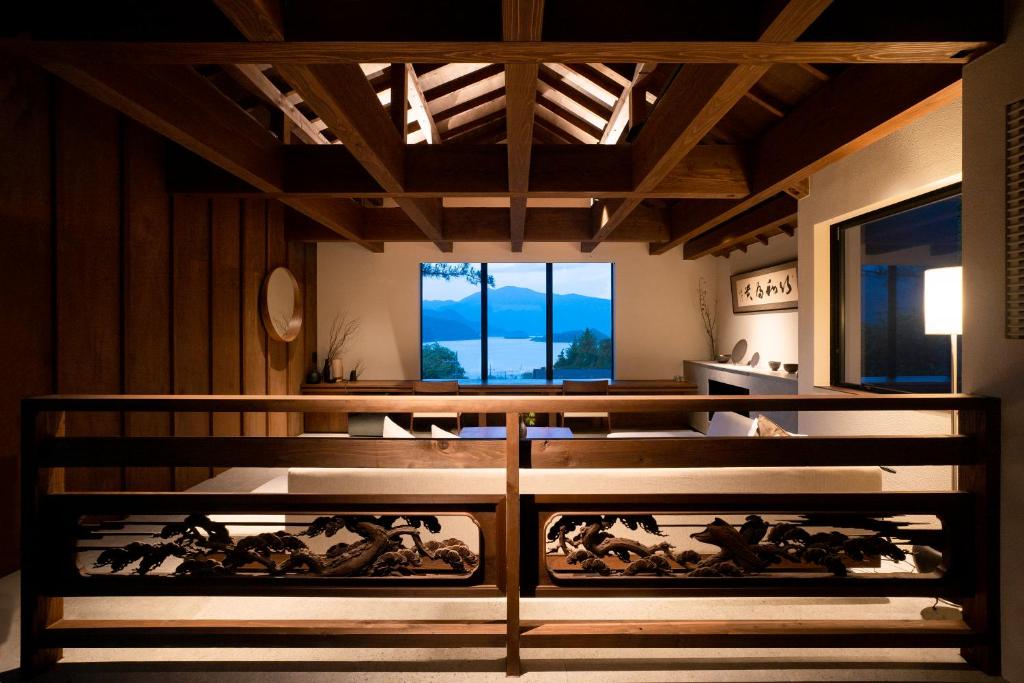 una habitación con un grupo de caballos en la pared en 湖畔を一望するプライベートホテル / THE [] TIME FUJI, en Fujikawaguchiko