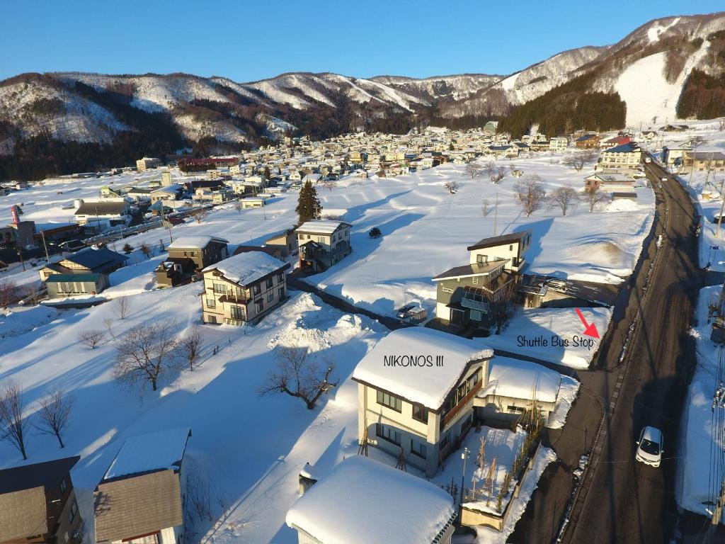 野澤溫泉的住宿－NIKONOS III，雪中小镇的空中景色
