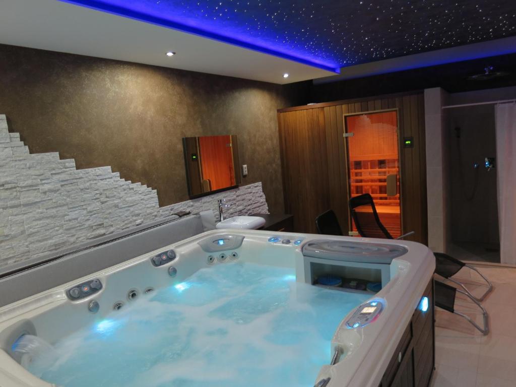 uma banheira de hidromassagem num quarto de hotel em Vilka Relax em Podhájska
