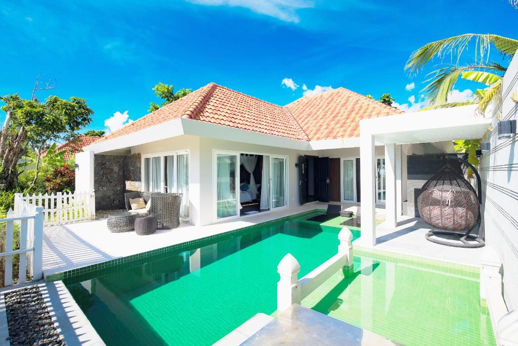 Bazén v ubytování Mercury Phu Quoc Resort & Villas nebo v jeho okolí